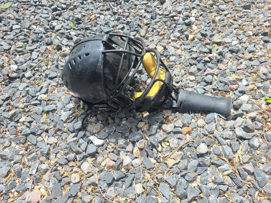 catchers helmet L/XL