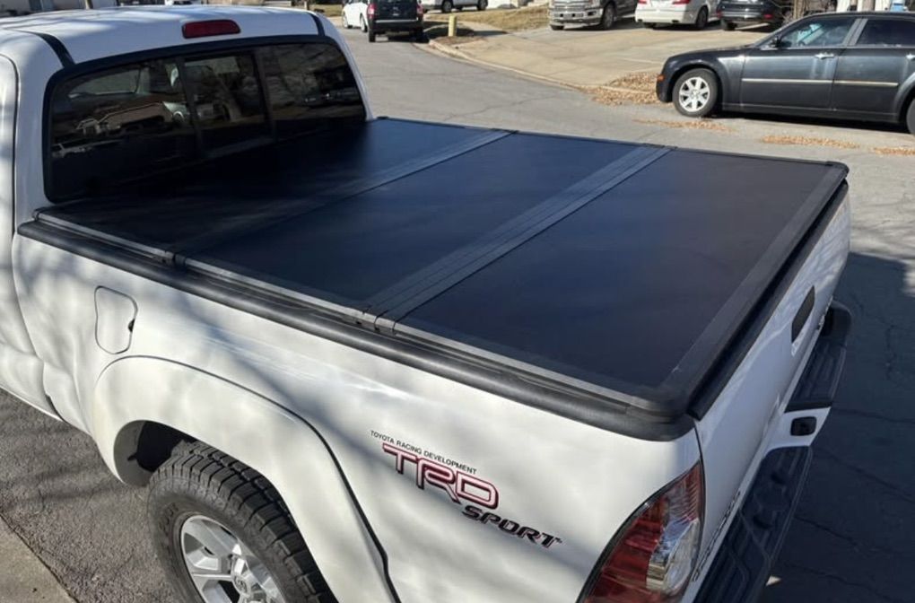 Toyoya Tacoma Hard Bed Tonneau Cover
