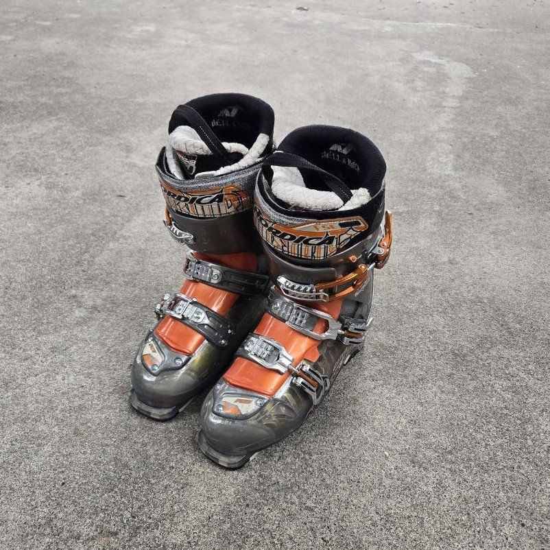 Men's Nordica Mondo 27.5 Ski Boots Sz 9-9.5 325mm