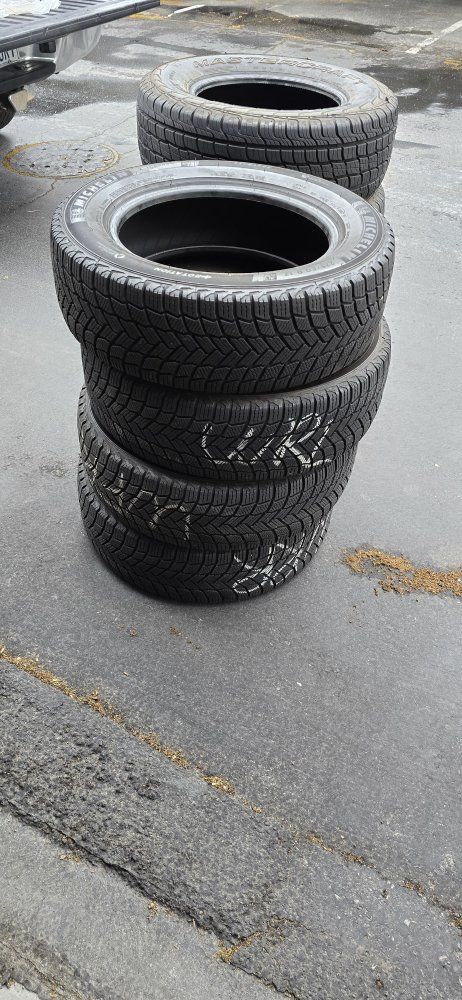 Mastercraft Courser HSX 235/70R16 M+S Tire - Used

Michelin 225/60R17