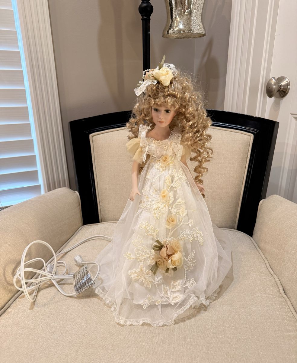 LAMP/NIGHT LIGHT Vintage Porcelain Angel Doll Lamp - Blonde Hair Cream Gown Decorative Table Accent
