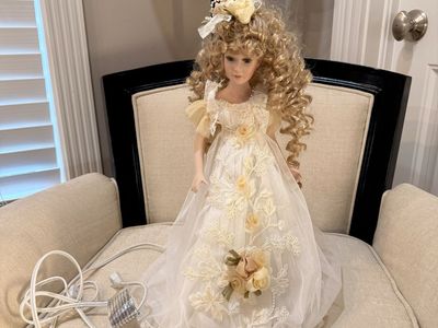 LAMP/NIGHT LIGHT Vintage Porcelain Angel Doll Lamp - Blonde Hair Cream Gown Decorative Table Accent
