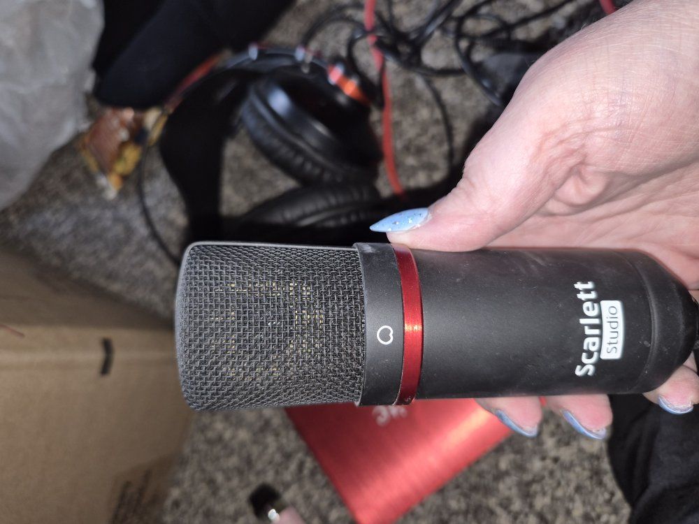 Recording Equipment Scarlett 2i2 4th generation