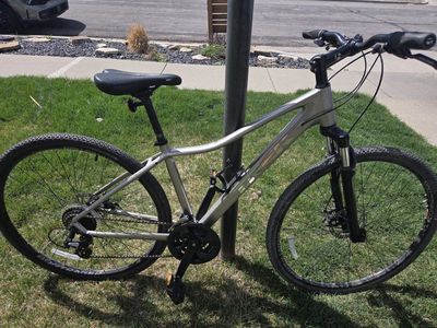Woman's Trek Dual Sport 7 Medium Hybrid Bike