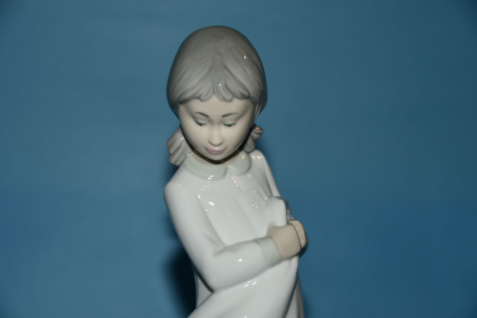 ZAPHIR PORCELAIN FIGURINE ~ GIRL with a BLANKET ~ HEIGHT 9.5" ~ SPAIN ~ NO CHIPS!