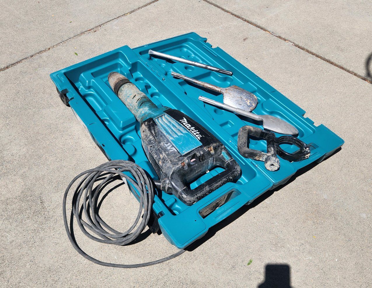 Makita Demolition Hammer AVT with Case and Shovel Bits