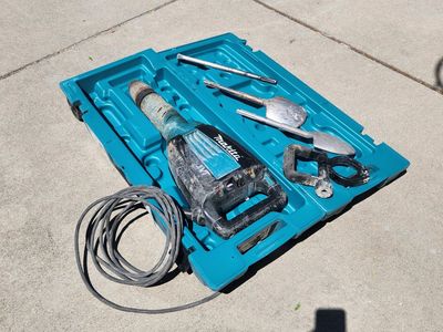 Makita Demolition Hammer AVT with Case and Shovel Bits