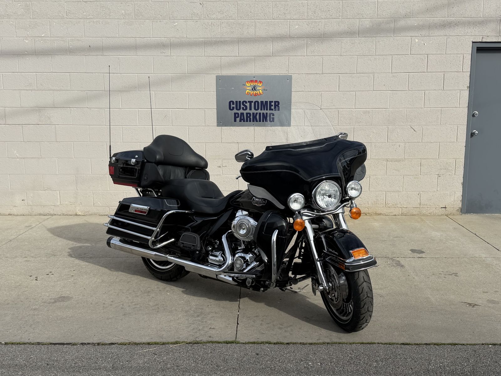 2011 Harley-Davidson Ultra Classic (FLHTCU) – UNBELIEVABLE 742 MILES!