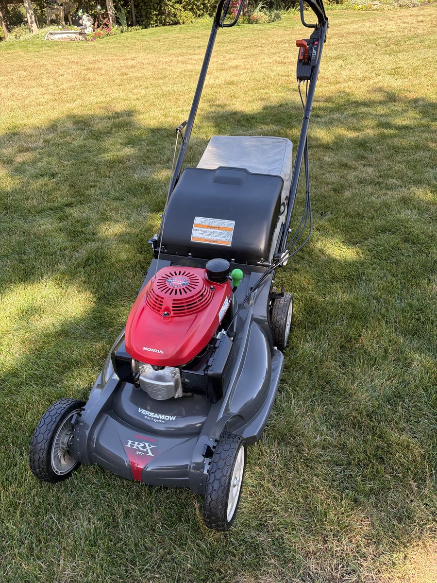Honda HRX217HXA Self-Propelled Lawn Mower with Versamow® System – Clutched - Excellent Condition