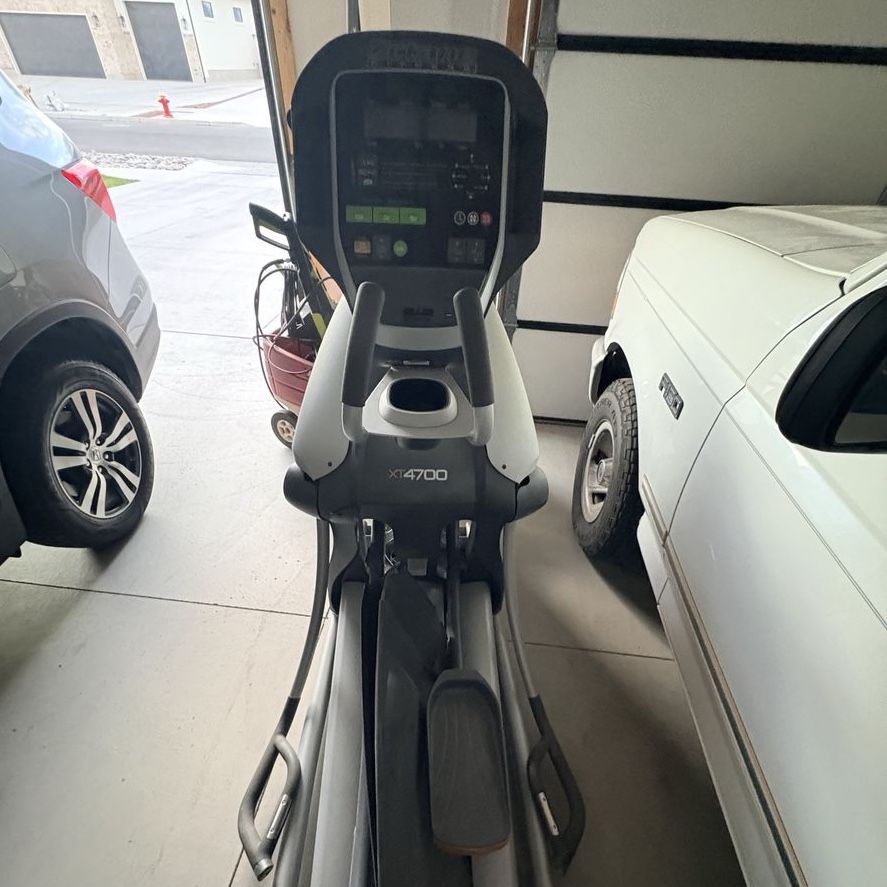 Octane Fitness XT4700 Elliptical Machine - Advanced Cardio Trainer