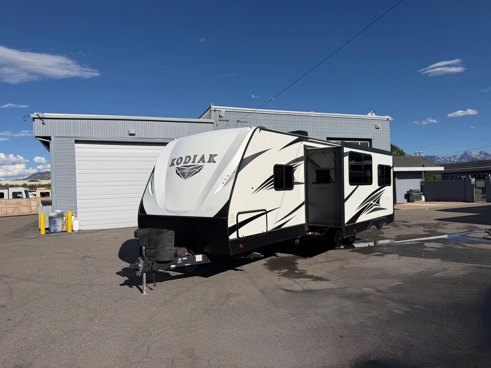 New Tires, Sleeps 6, 2020 Dutchmen Kodiak 261RBSL 1/2 ton Towable  like East to West Alta, Grand Design Imagine, Reflection,