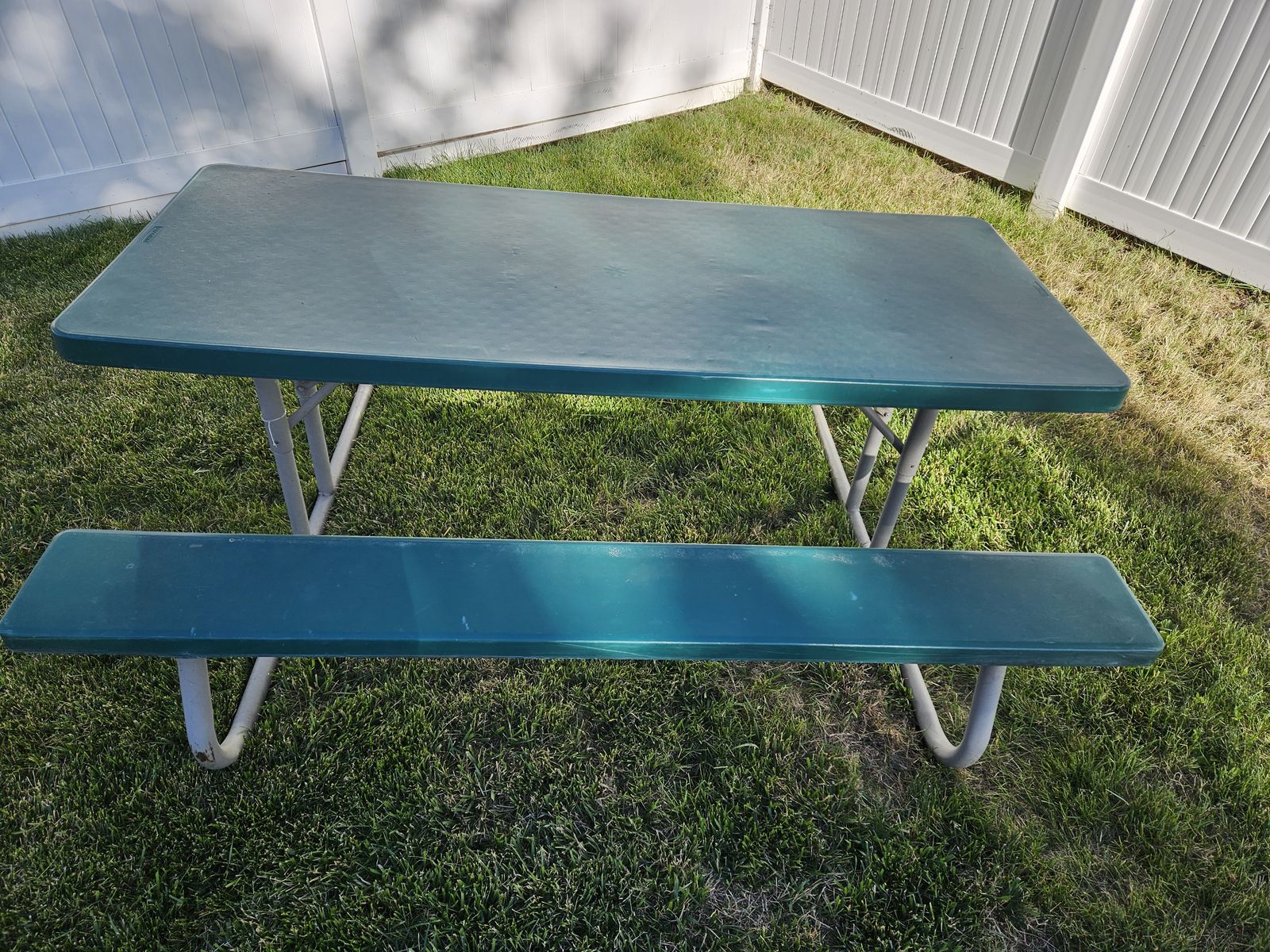 Picnicking table 6ft