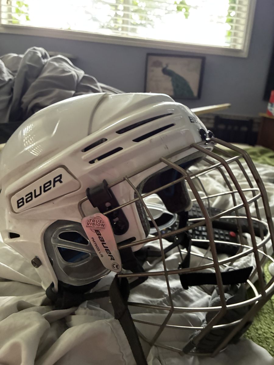 Bauer L hockey helmet