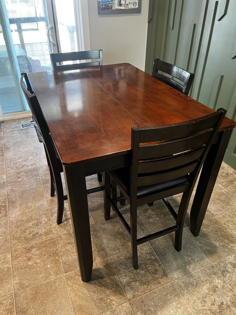 Sturdy Dining Table: Built-In Leaf And 8 Chairs