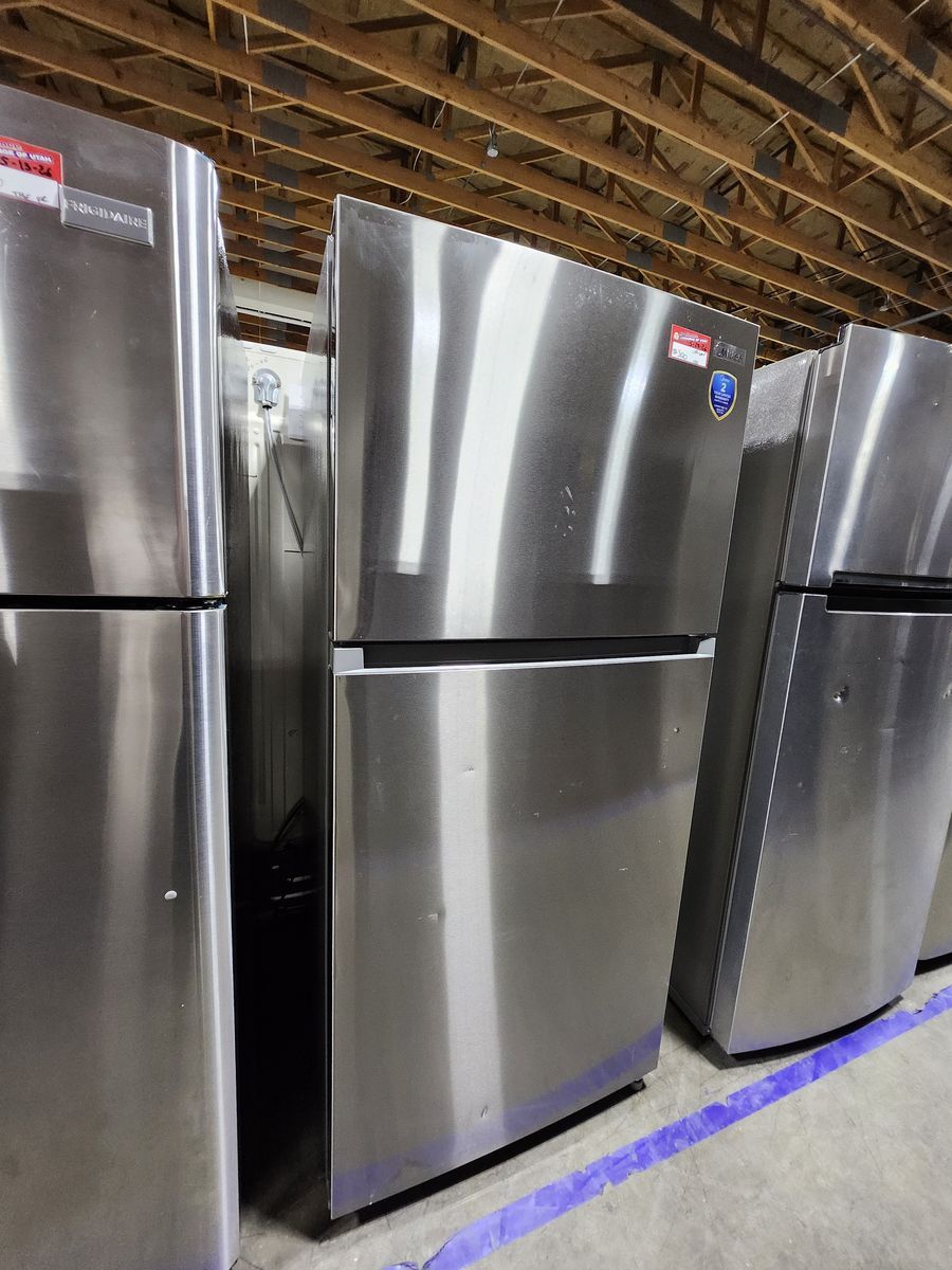 BEAUTIFUL MIDEA STAINLESS STEEL TOP AND BOTTOM FRIDGE! W-WARRANTY