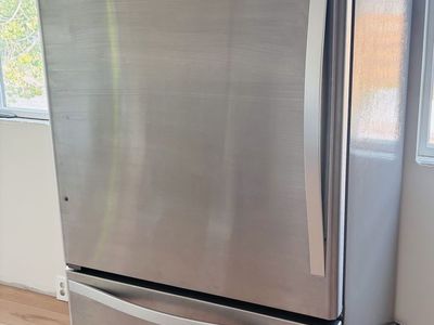 Whirlpool bottom-freezer fridge—Works Great