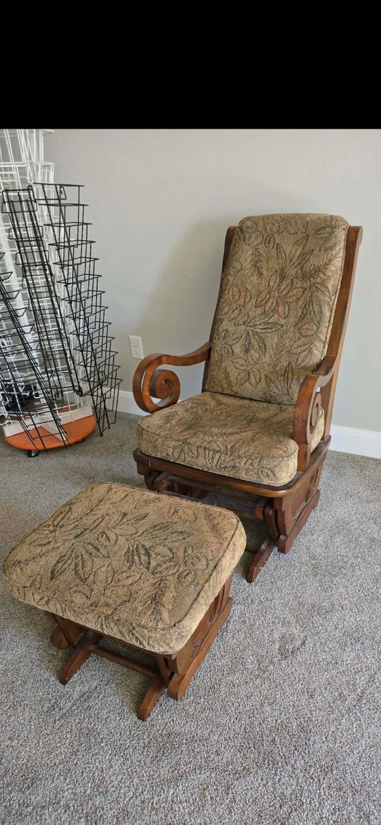 Like New Glider (Rocking Chair) with ottoman