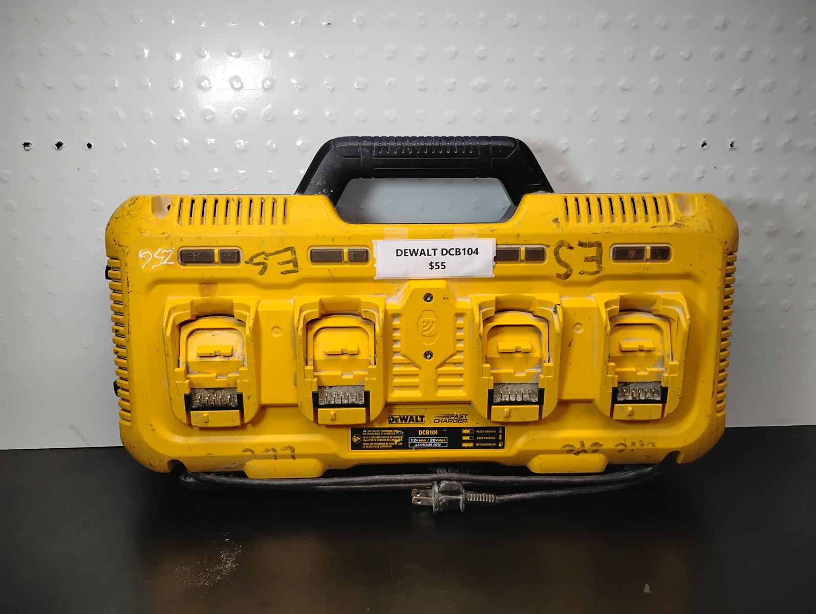 DEWALT DCB104 - 4 Port Fast Charger 2V MAX, 20V MAX, and FLEXVOLT 20V/60V 