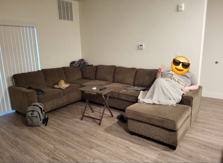 Brown, 3-Section Couch/Sofá Seccional de 3 piezas.