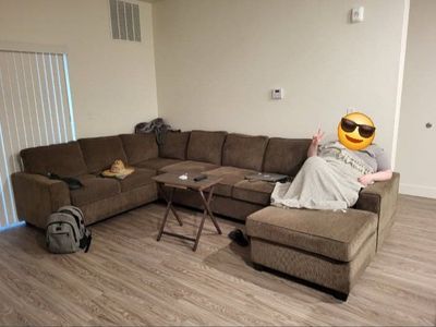 Brown, 3-Section Couch/Sofá Seccional de 3 piezas.