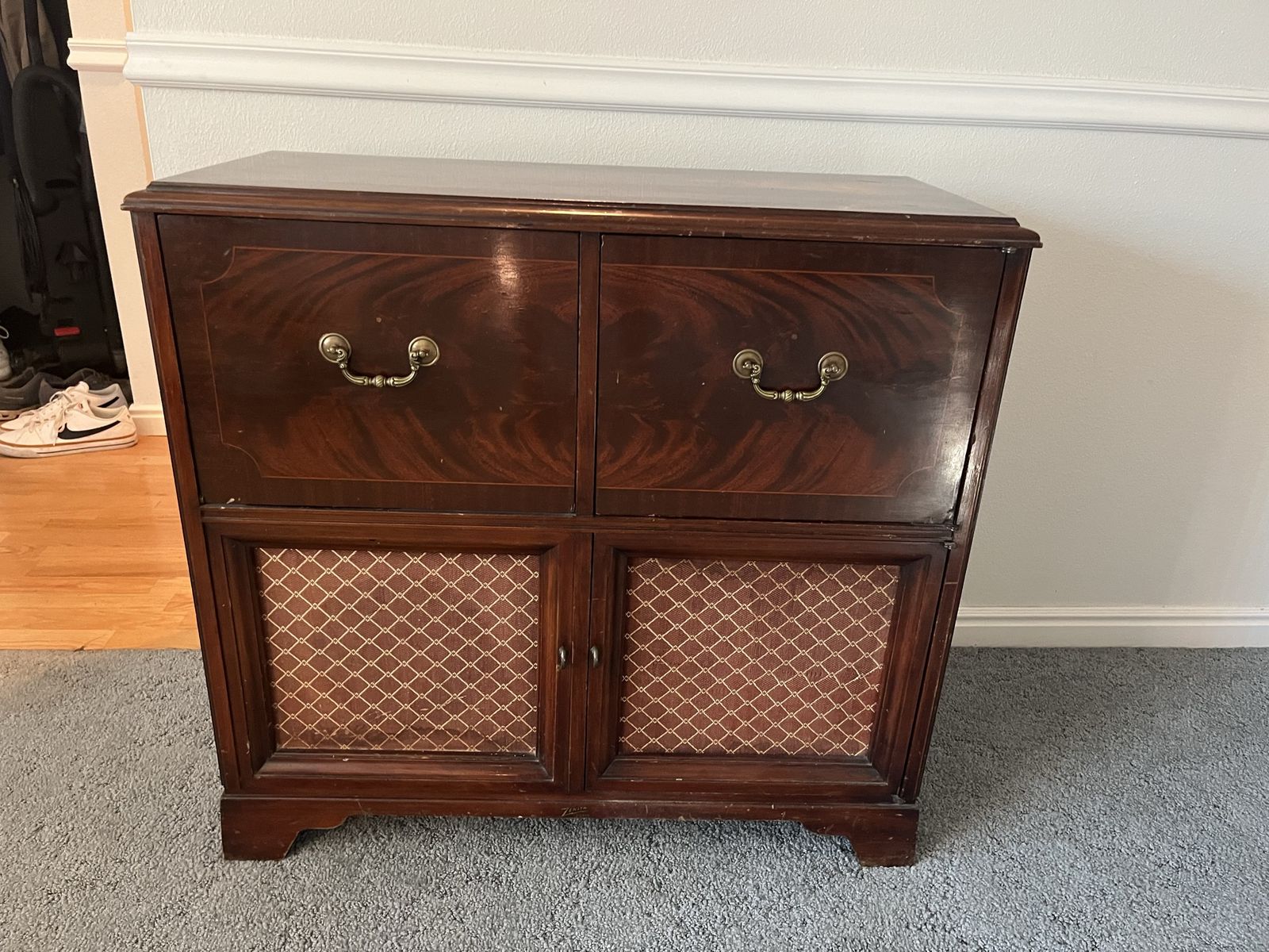Vintage Zenith Wooden Stereo Console Cabinet with Radio and Turntable