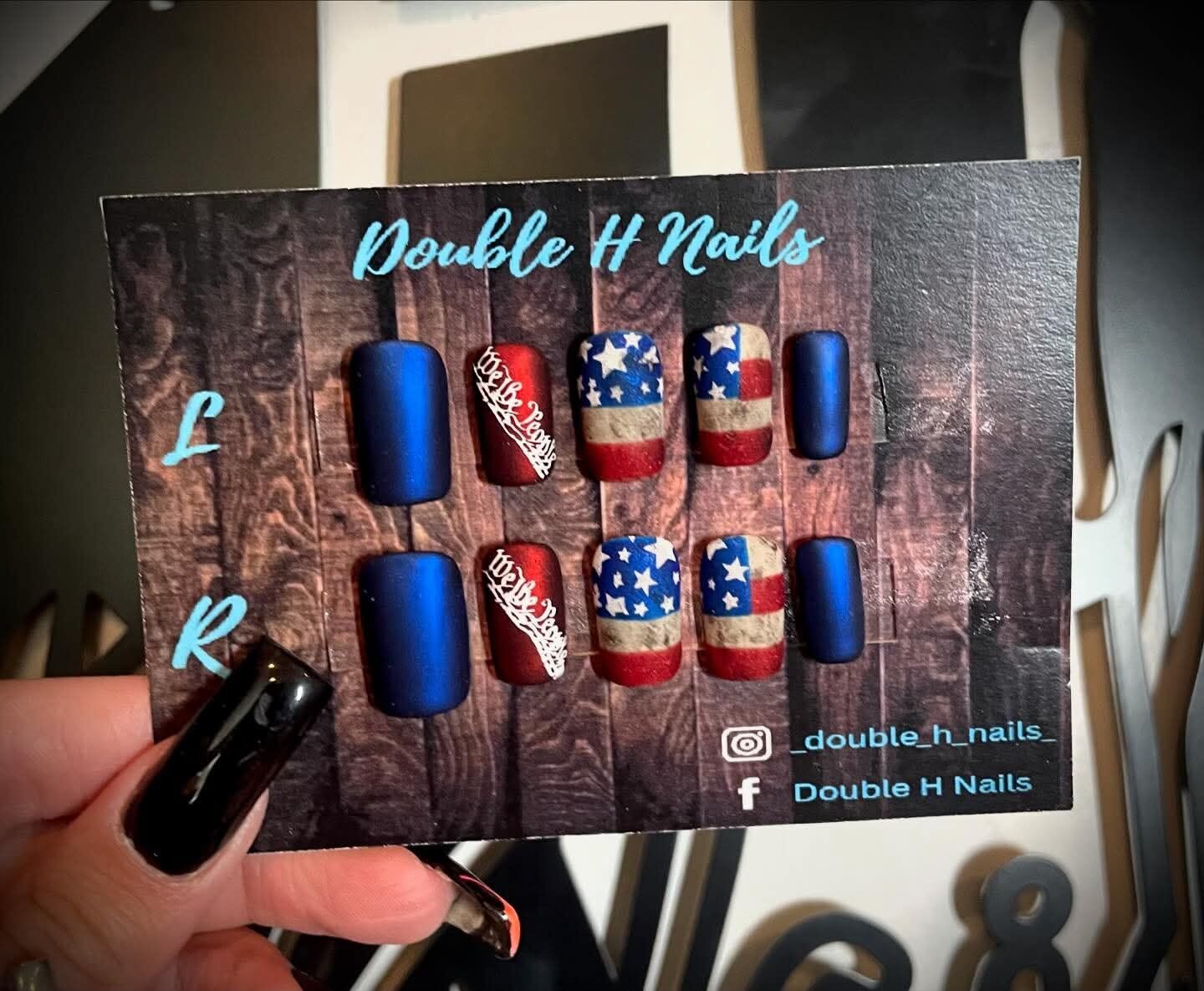 Beautifuly hand painted Press on Nails