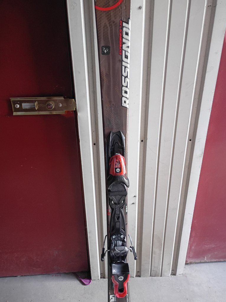Rosignaol skis with rossi bindings