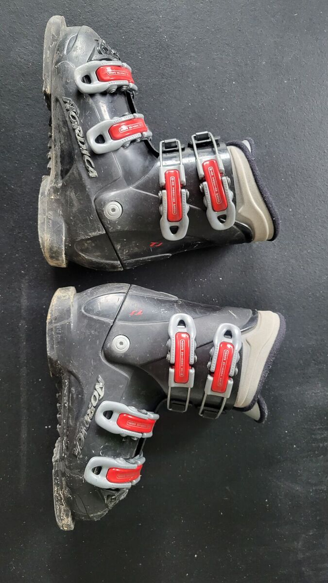 Kids used ski boots- 21.5 mondo (size 3)