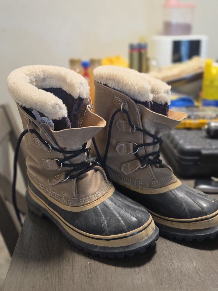 Men’s Sorel Caribou Boots — Size 9