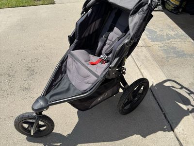 BOB Jogging Stroller - Black/Gray - Excellent Condition, Smooth Ride