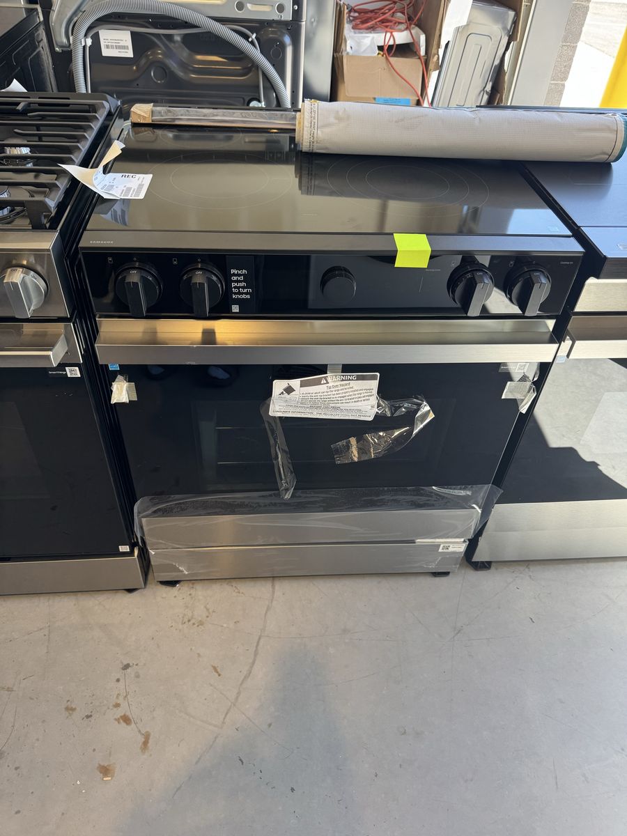 New Samsung Bespoke 30 in. 5-Burner Element Smart Slide-In Electric Range