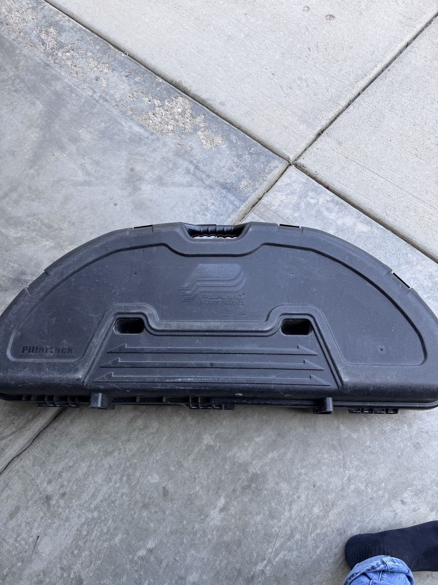 Plano PillarLock Black Bow Case - Used, Great Condition