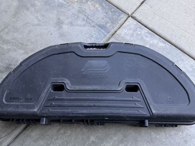 Plano PillarLock Black Bow Case - Used, Great Condition