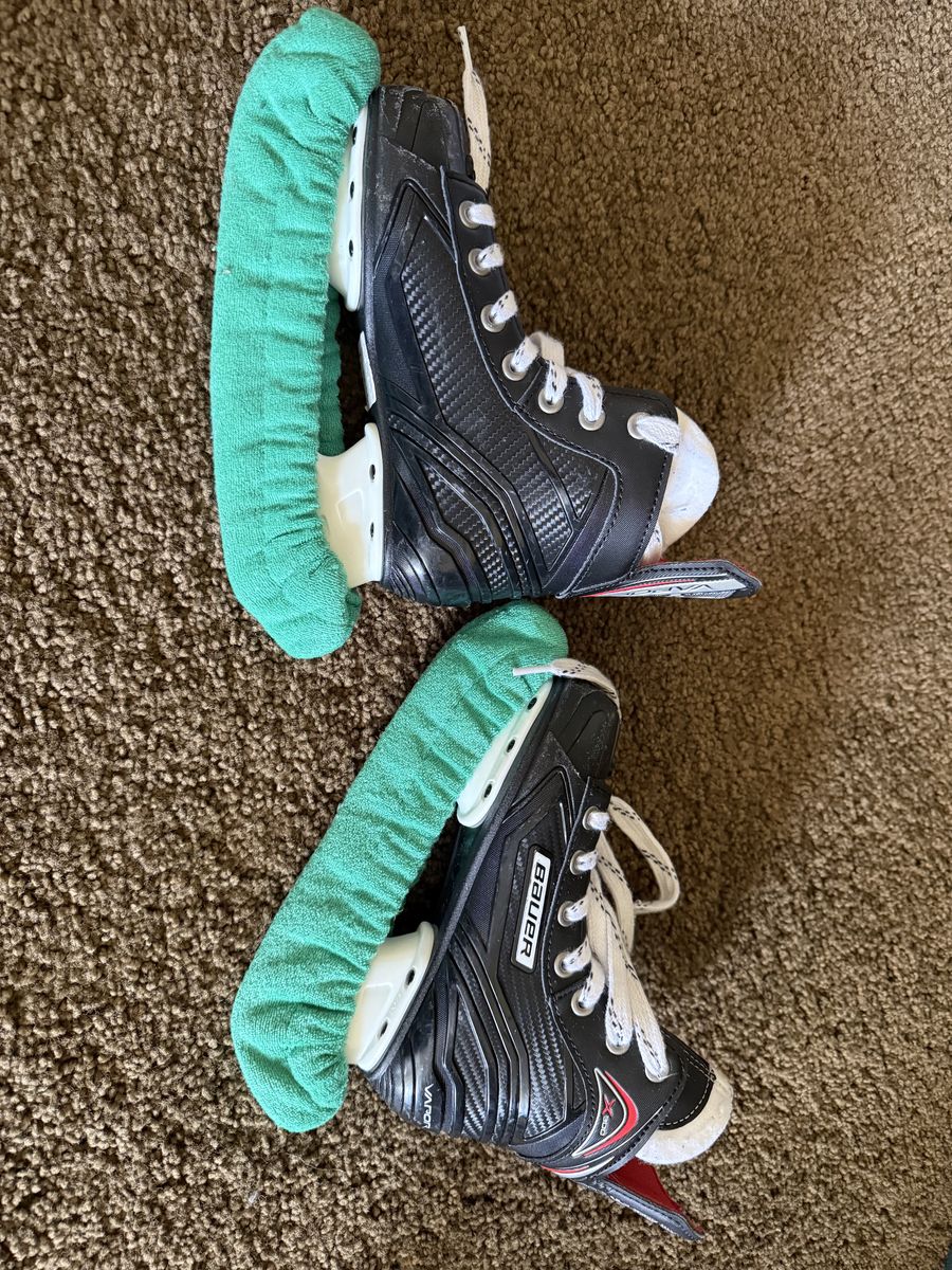 Figure skates youth with cover size 1 almost new