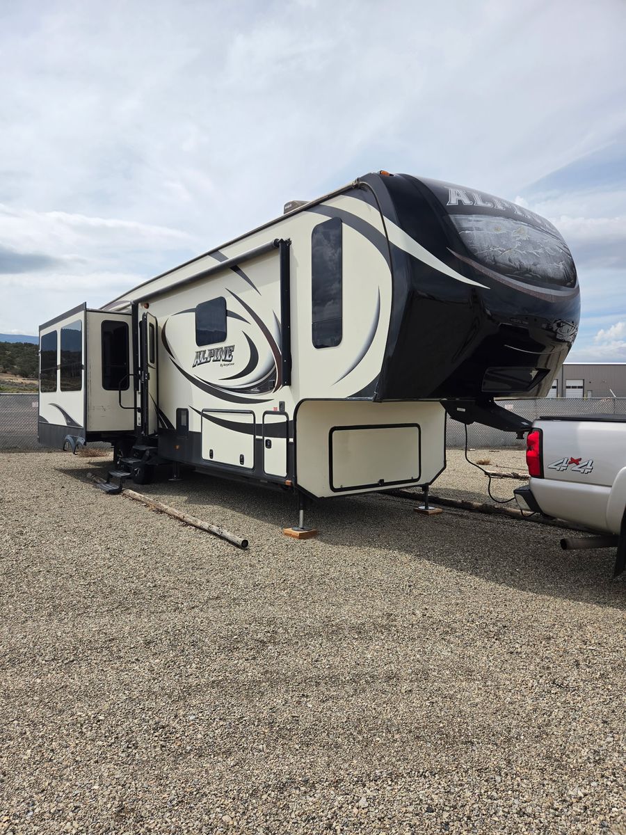 2015 Alpine Keystone fifth wheel
