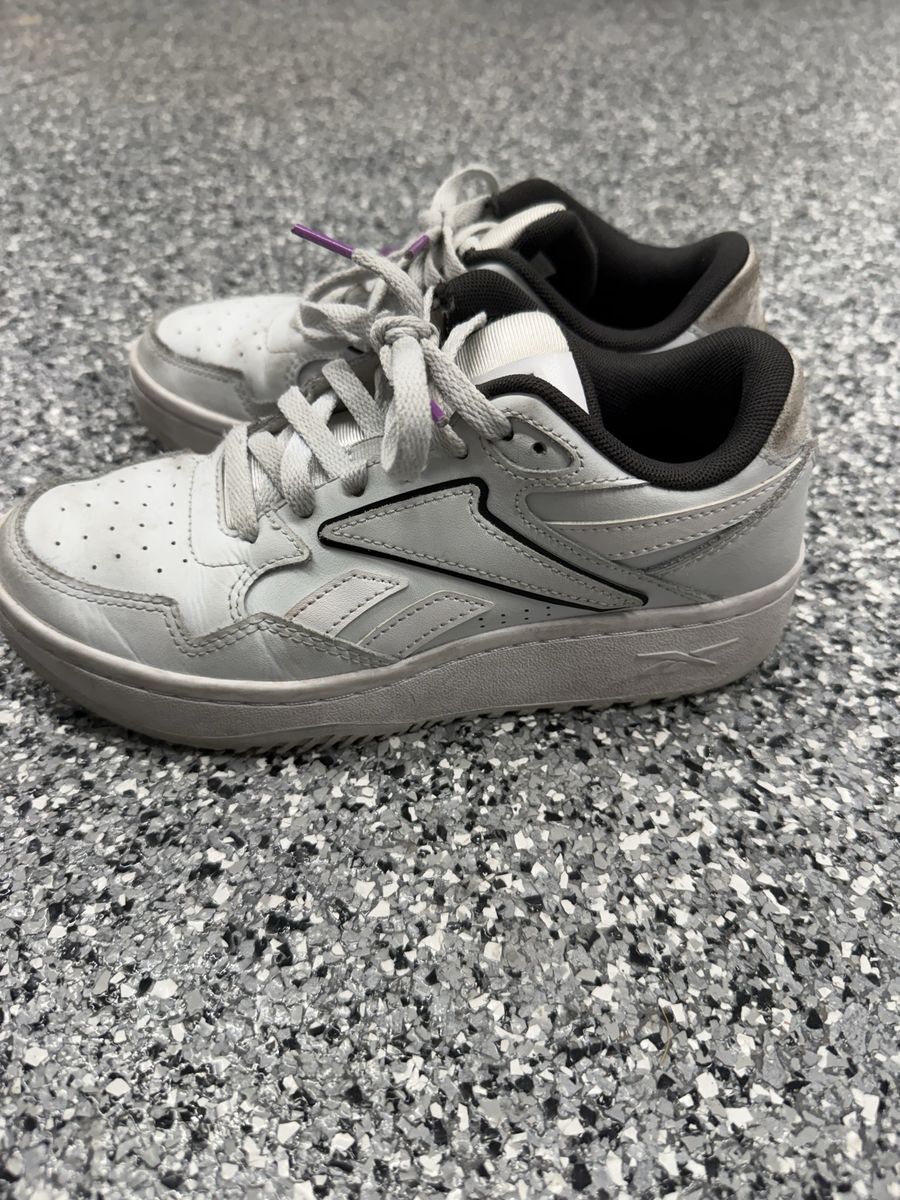 Reebok Youth white & Purple Low Top Sneakers - Size 6