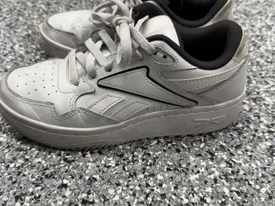 Reebok Youth white & Purple Low Top Sneakers - Size 6