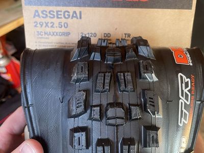 Maxxis tires 29x2.5 DHR and Assegai