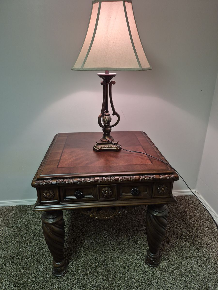 Coffee table, lamp combo. 30$