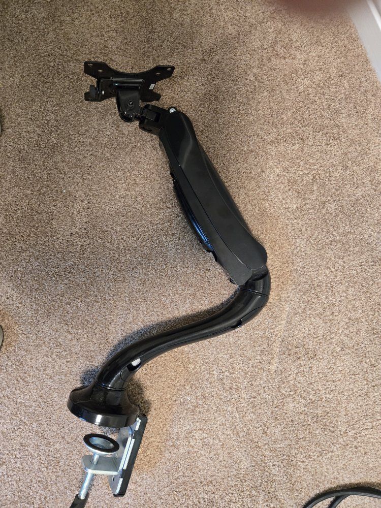 Single Monitor Arm Deskco
pcocp.puter Mount - Adjustable VESA Mount for up to 32" Screens