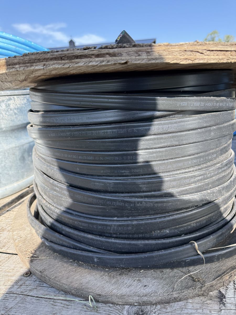 Submersible Pump Cable, 4 Conductor with Ground, 600V, Approx. 12 AWG 692 ft