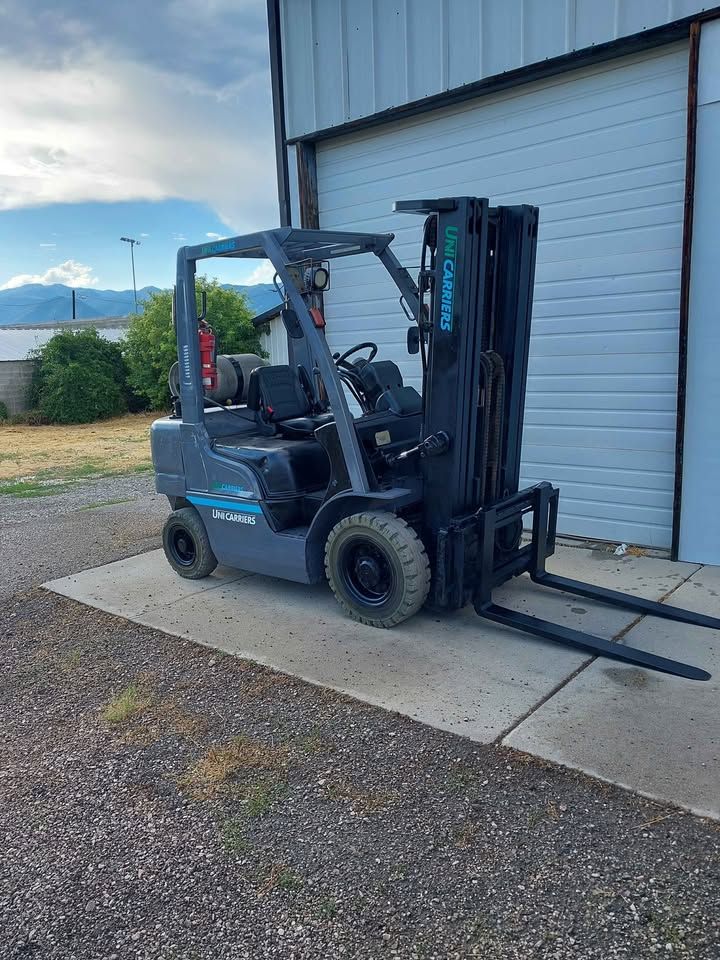 5000lb. 3-Mast Forklift (188" reach)