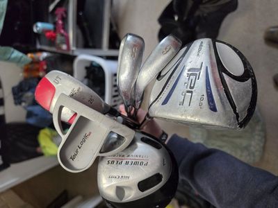 random golf clubs and knight bag