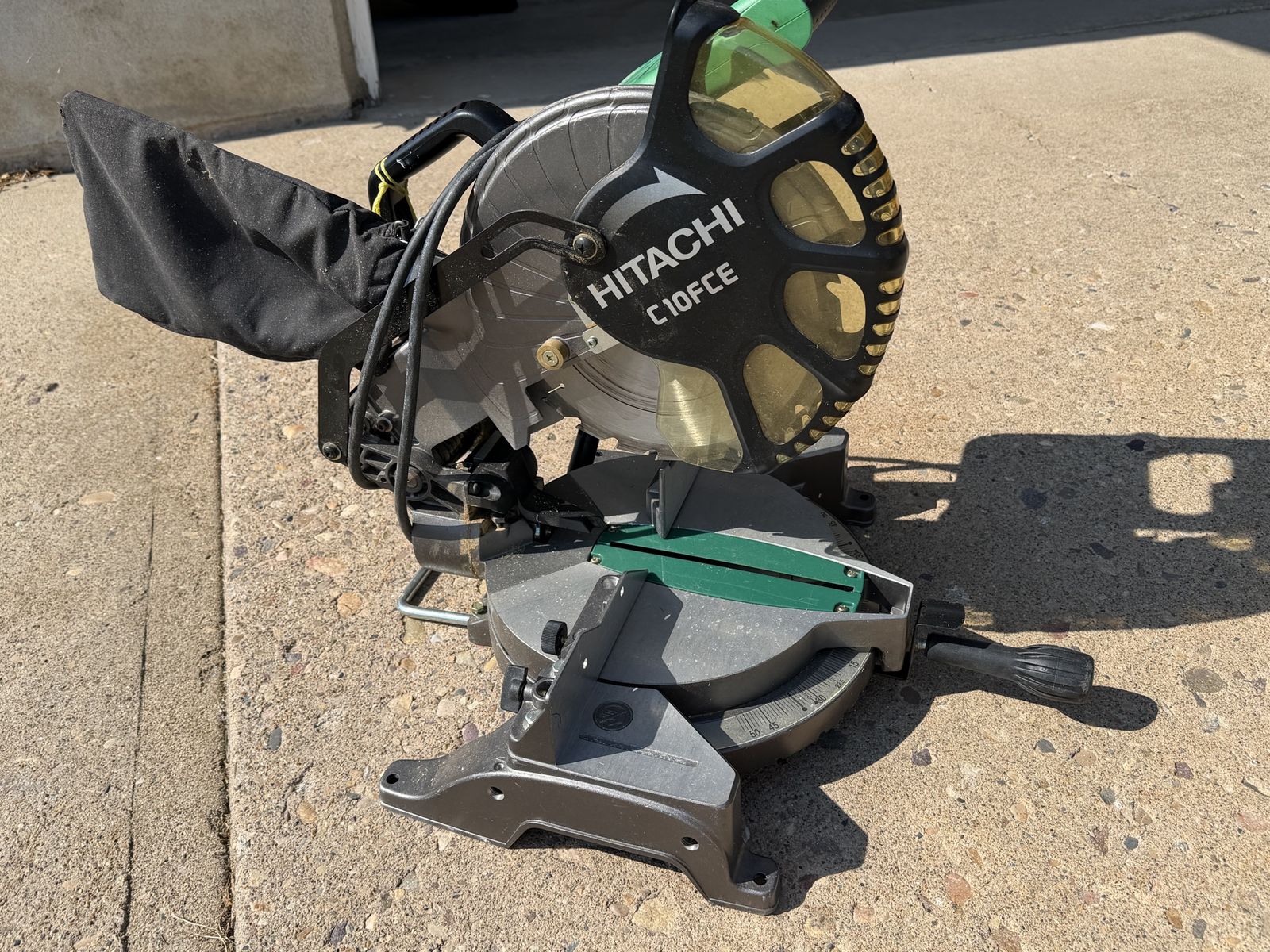 Hitachi 10” Compound Miter Saw 