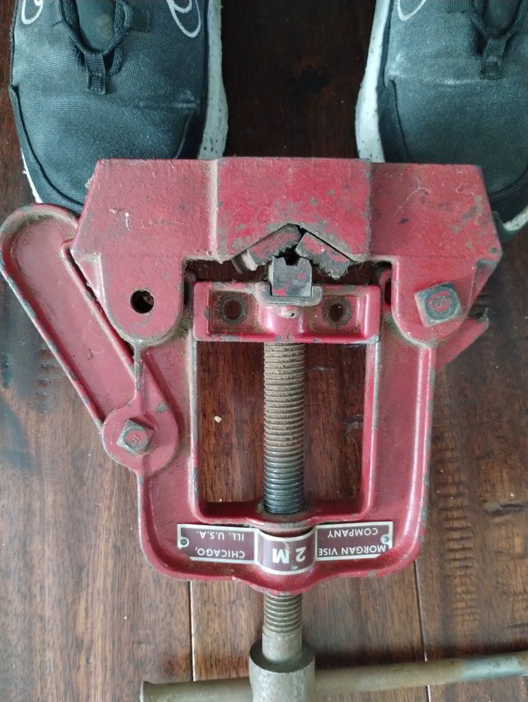 Vintage Morgan Vise Company 2M Chicago IL Red Pipe Vise Bench Mount Tool