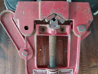 Vintage Morgan Vise Company 2M Chicago IL Red Pipe Vise Bench Mount Tool