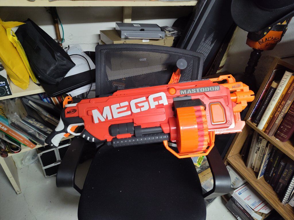 NERF MEGA MASTADON w/24 darts & batteries like new