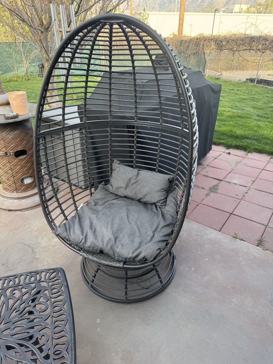 Swiveling Heavy Duty Egg Chair With Pillows