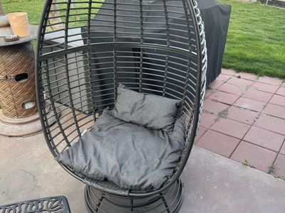 Swiveling Heavy Duty Egg Chair With Pillows