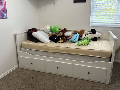 IKEA daybed w trundle